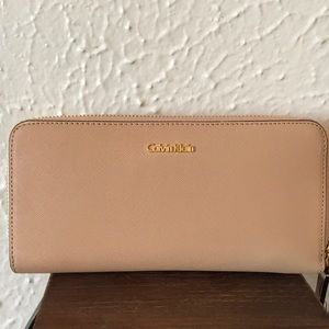 ✨ NWT Calvin Klein Wallet ✨